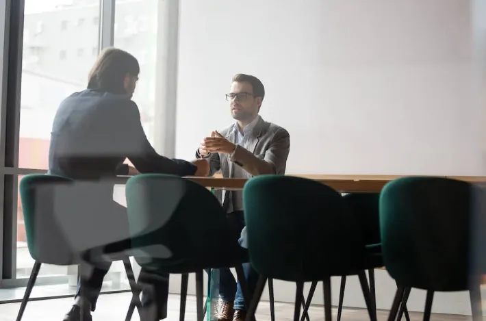 Who hires sourcing agents — buyer profiles & decision matrix